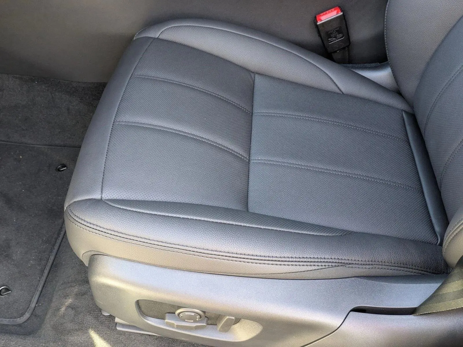 2026 Land Rover Range Rover Evoque Dynamic SE photo 4