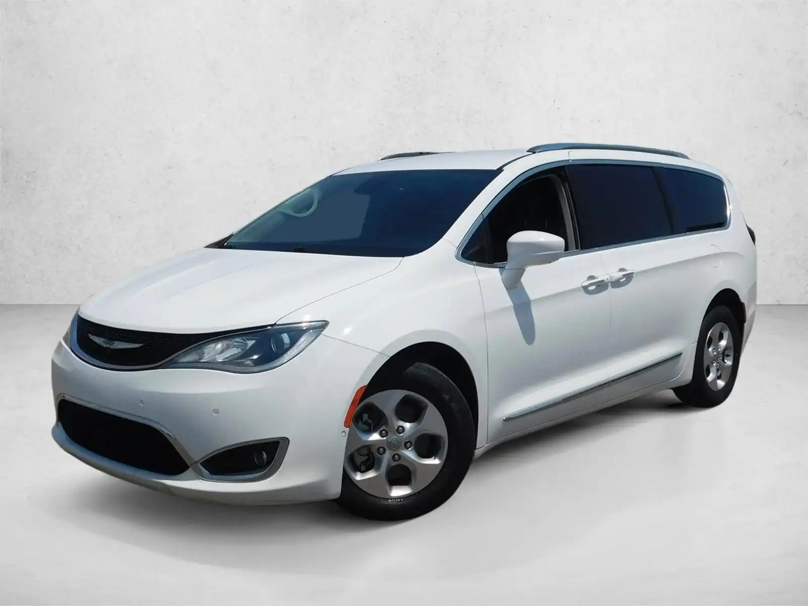 2017 Chrysler Pacifica Touring-L Plus's photo