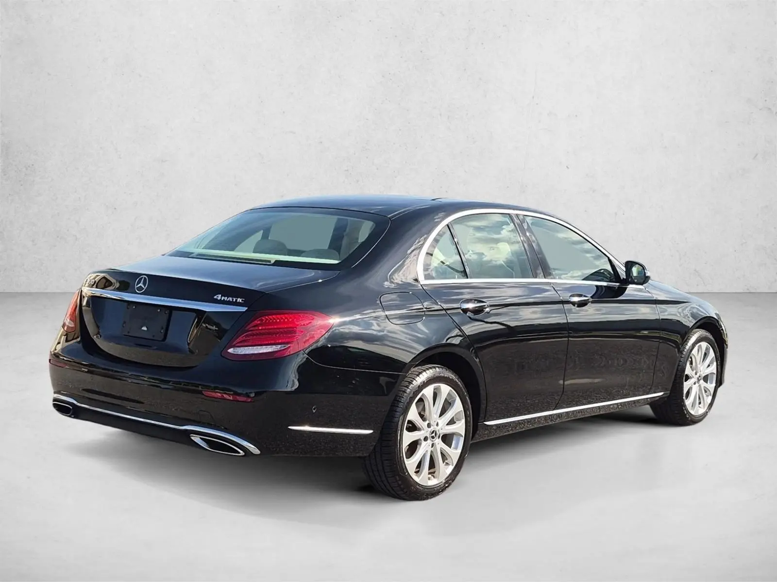 2018 Mercedes-Benz E-Class E300 4MATIC photo 5