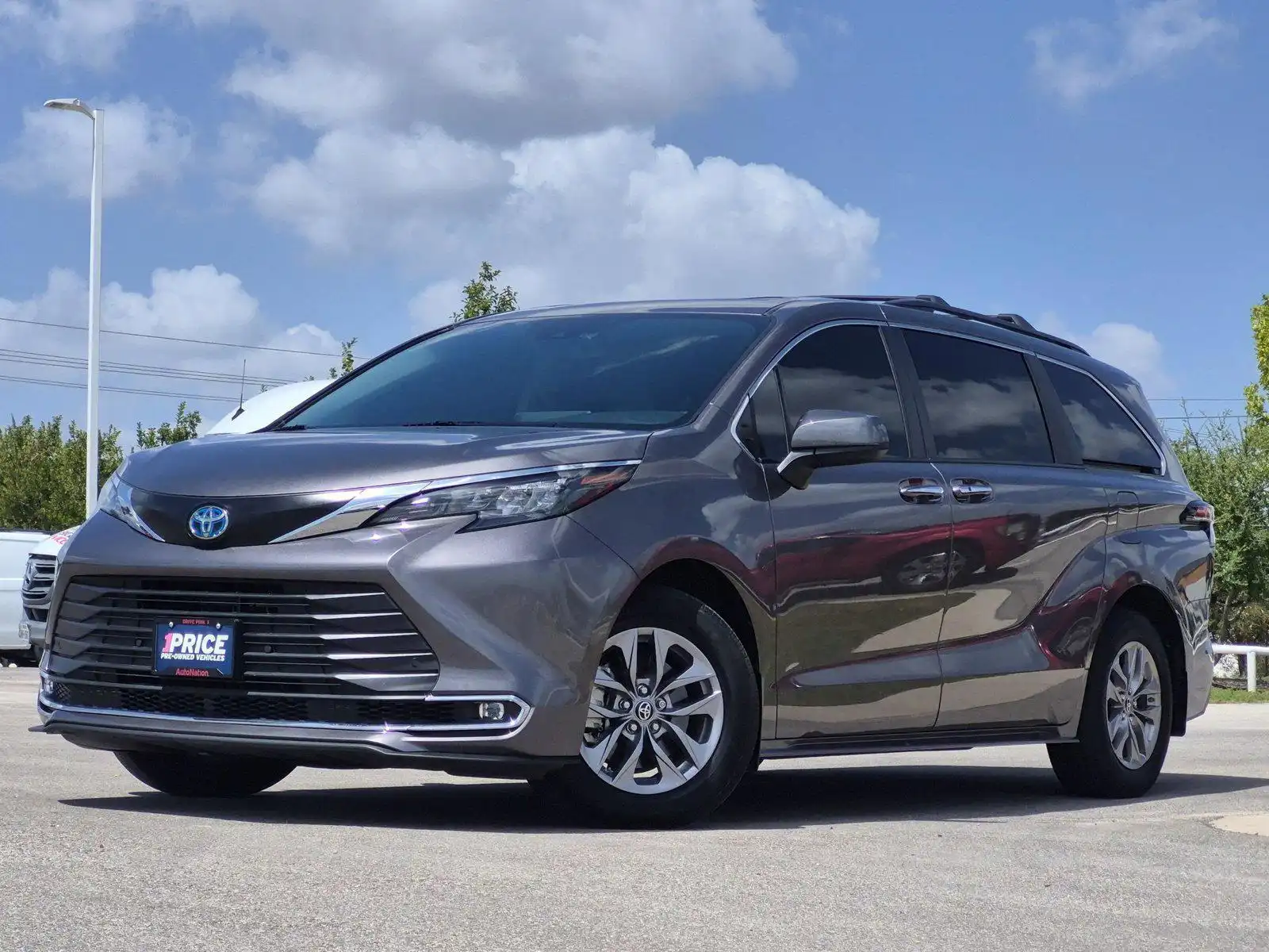 2024 Toyota Sienna XLE 7-Passenger Hybrid FWD's photo