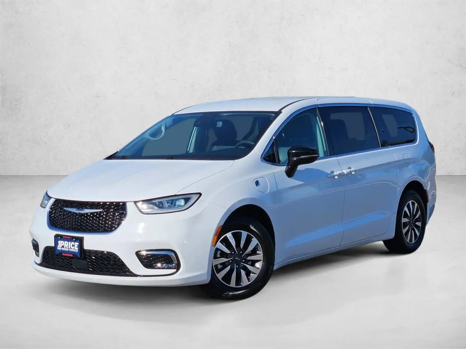 2024 Chrysler Pacifica Hybrid Select PHEV's photo