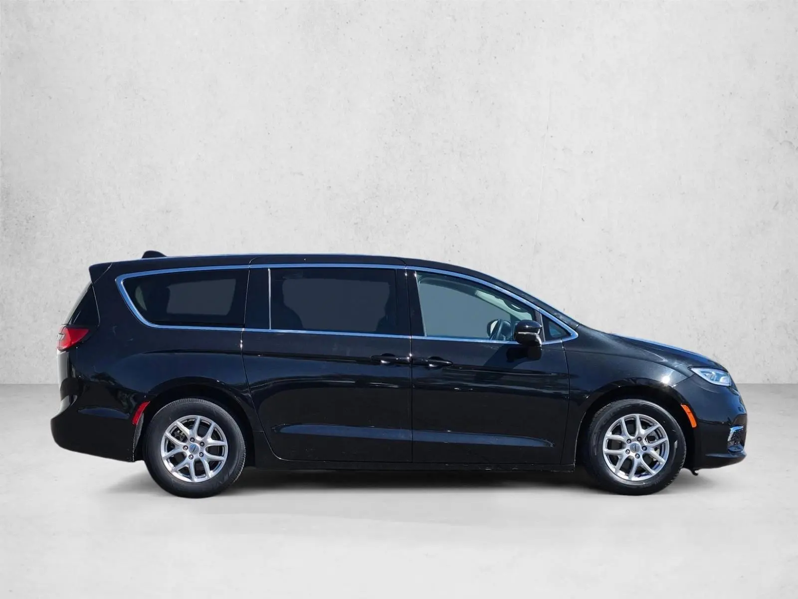 2023 Chrysler Pacifica Touring L photo 4