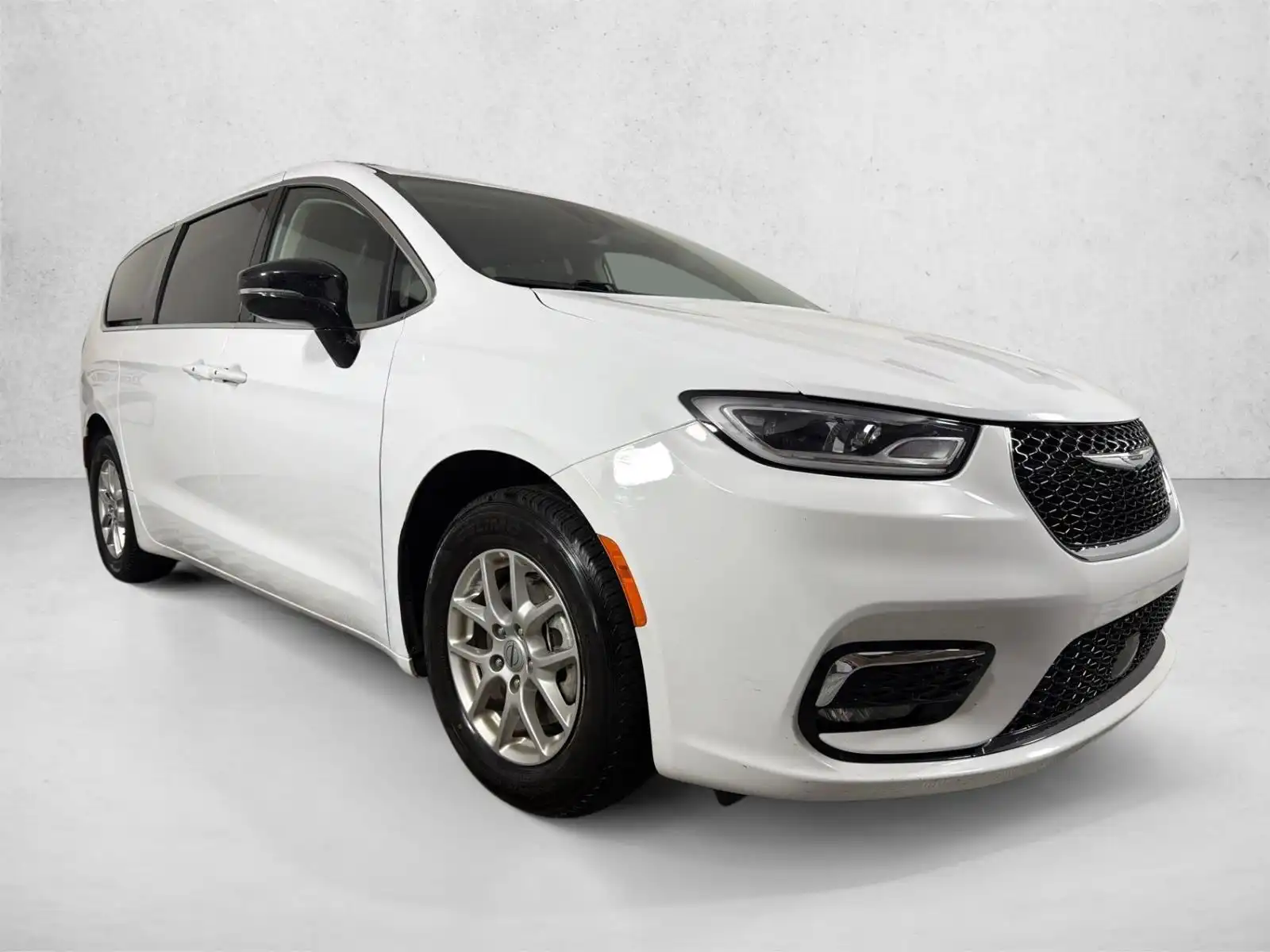 2024 Chrysler Pacifica Touring L's photo