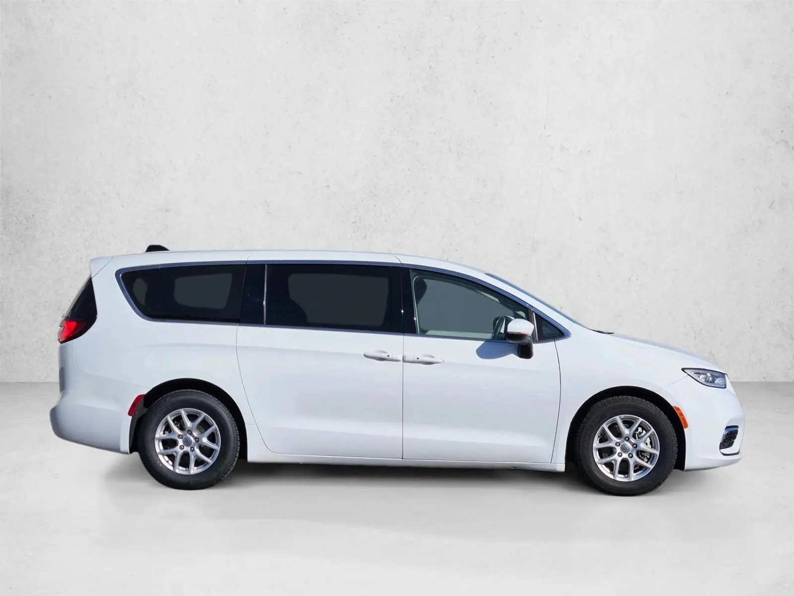 2023 Chrysler Pacifica Touring L photo 4