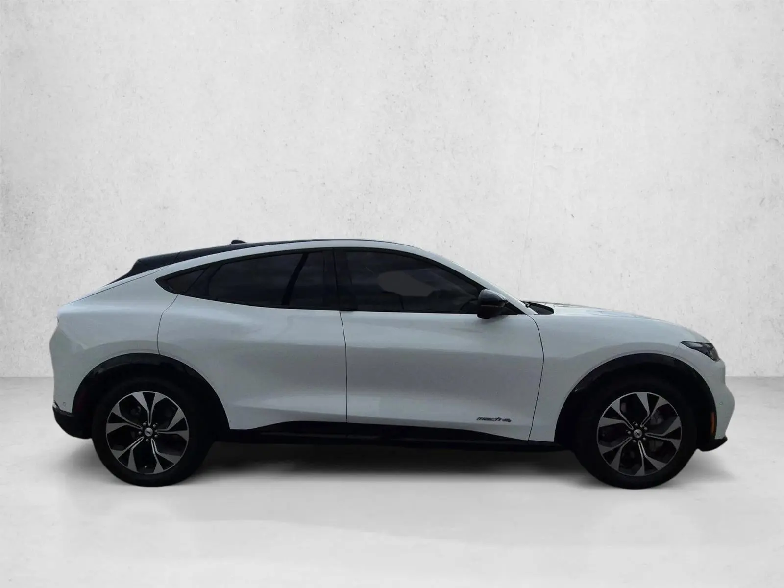 2021 Ford Mustang-Mach-e Premium photo 4