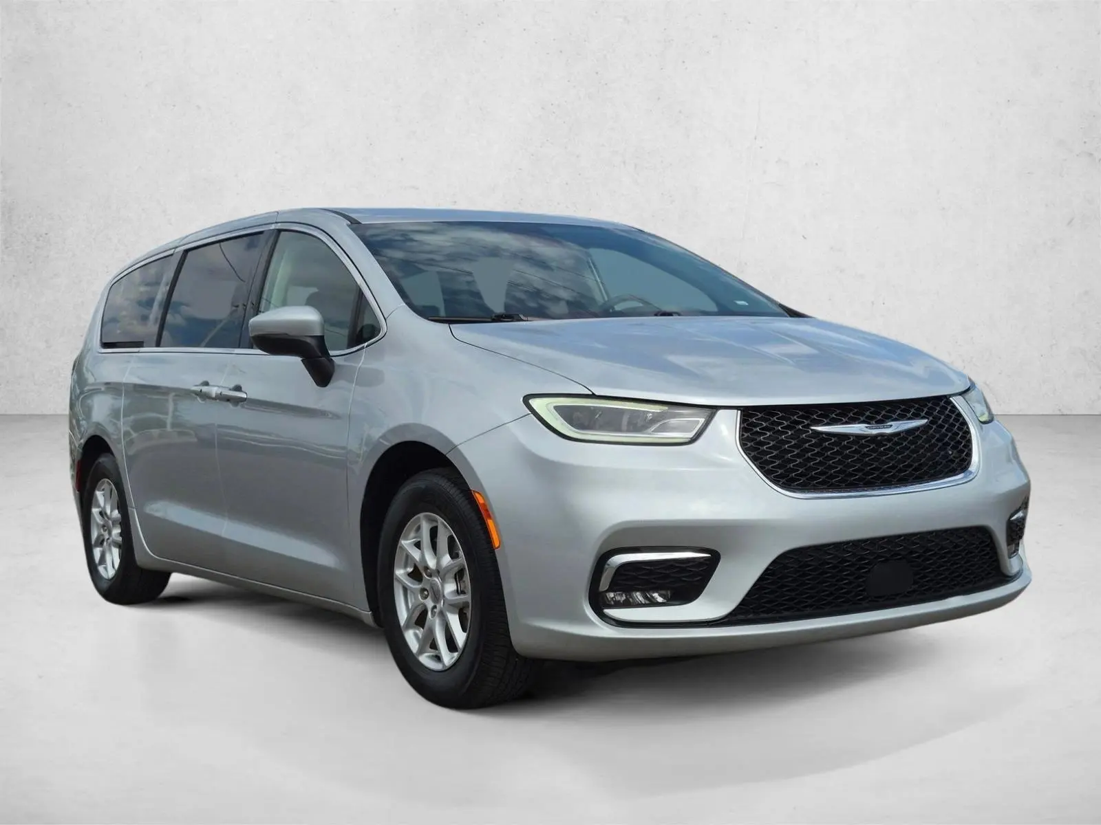2023 Chrysler Pacifica Touring L photo 3