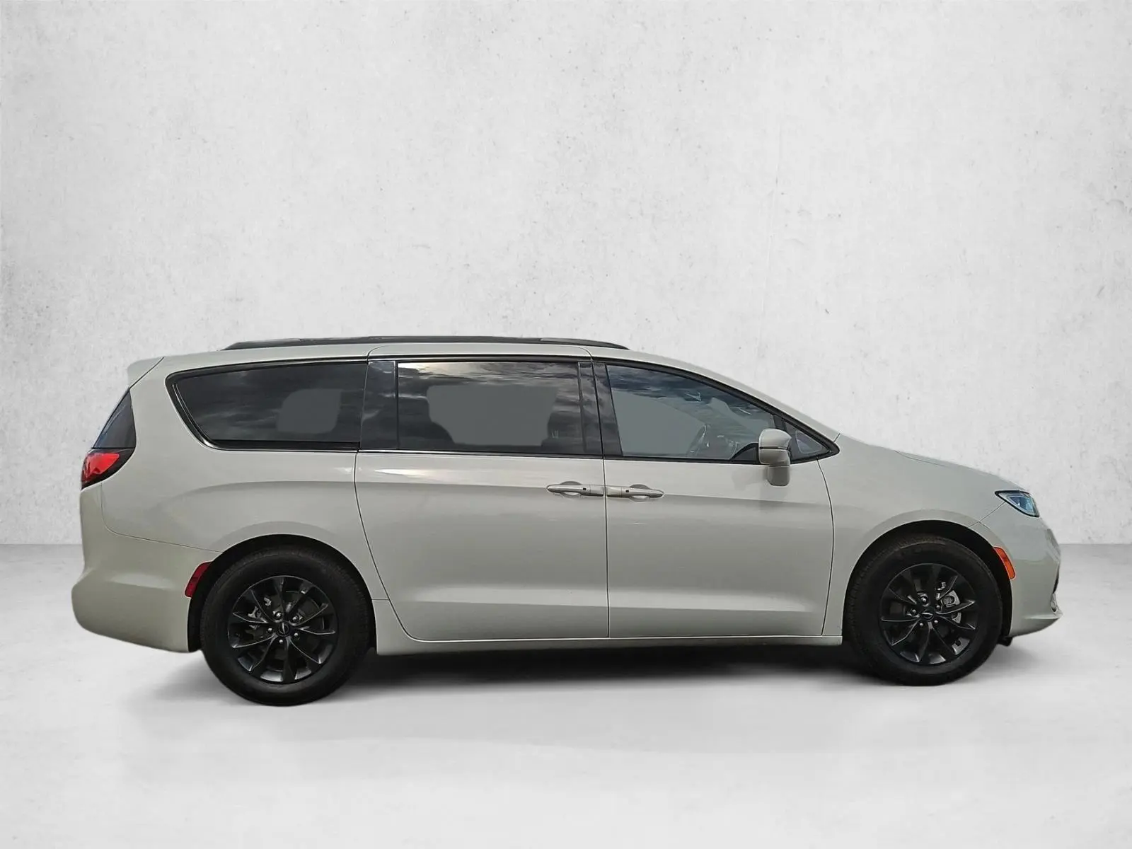 2021 Chrysler Pacifica Touring photo 4