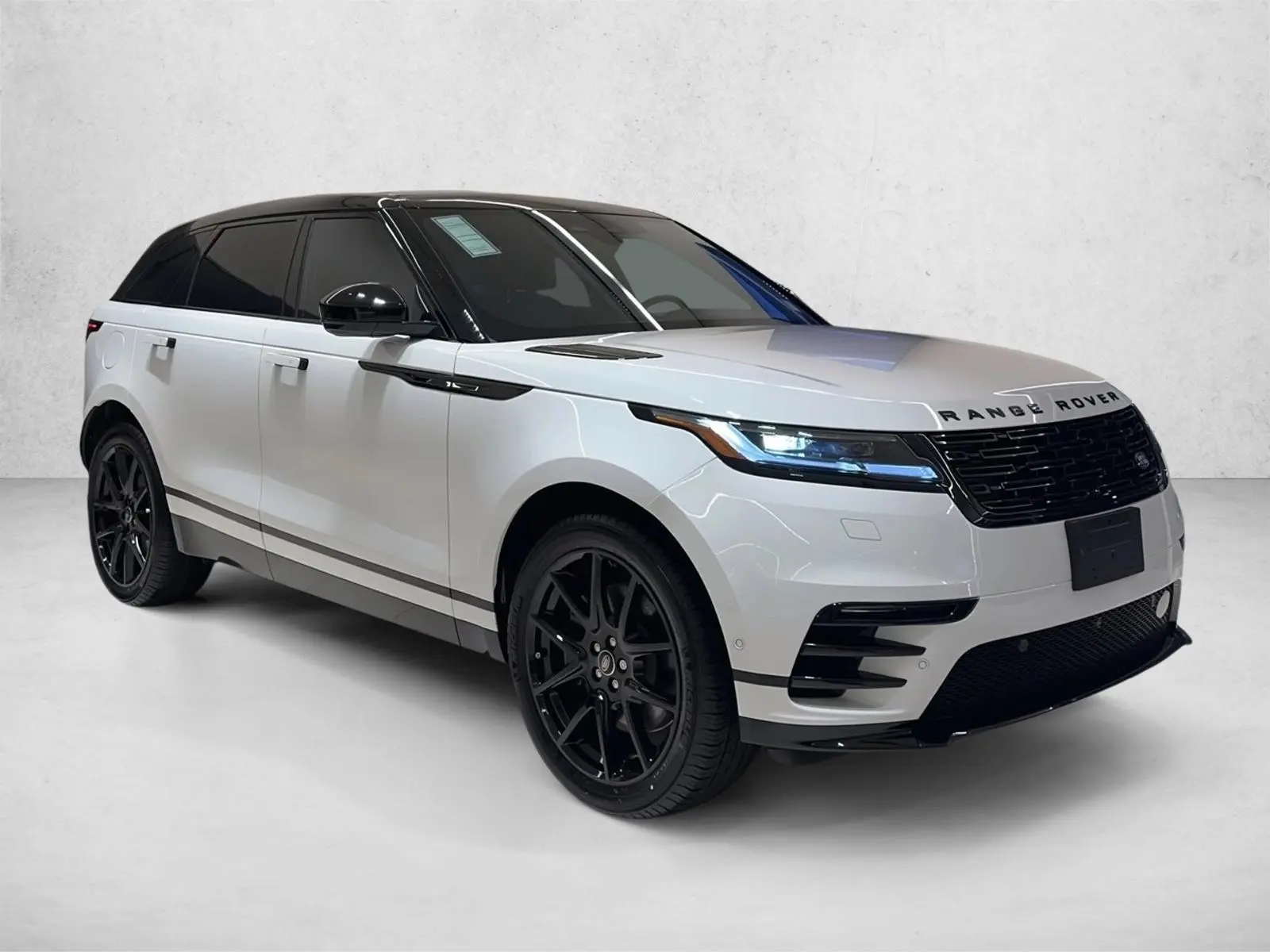 2026 Land Rover Range Rover Velar P400 Dynamic SE photo 3