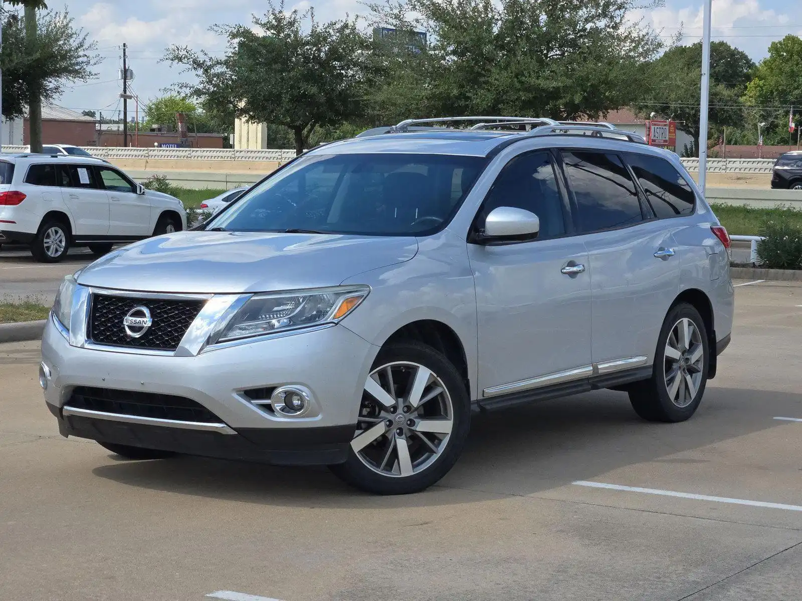 2013 Nissan Pathfinder Platinum FWD's photo