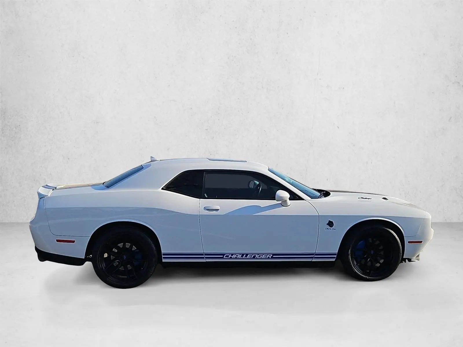 2016 Dodge Challenger SXT Plus photo 4