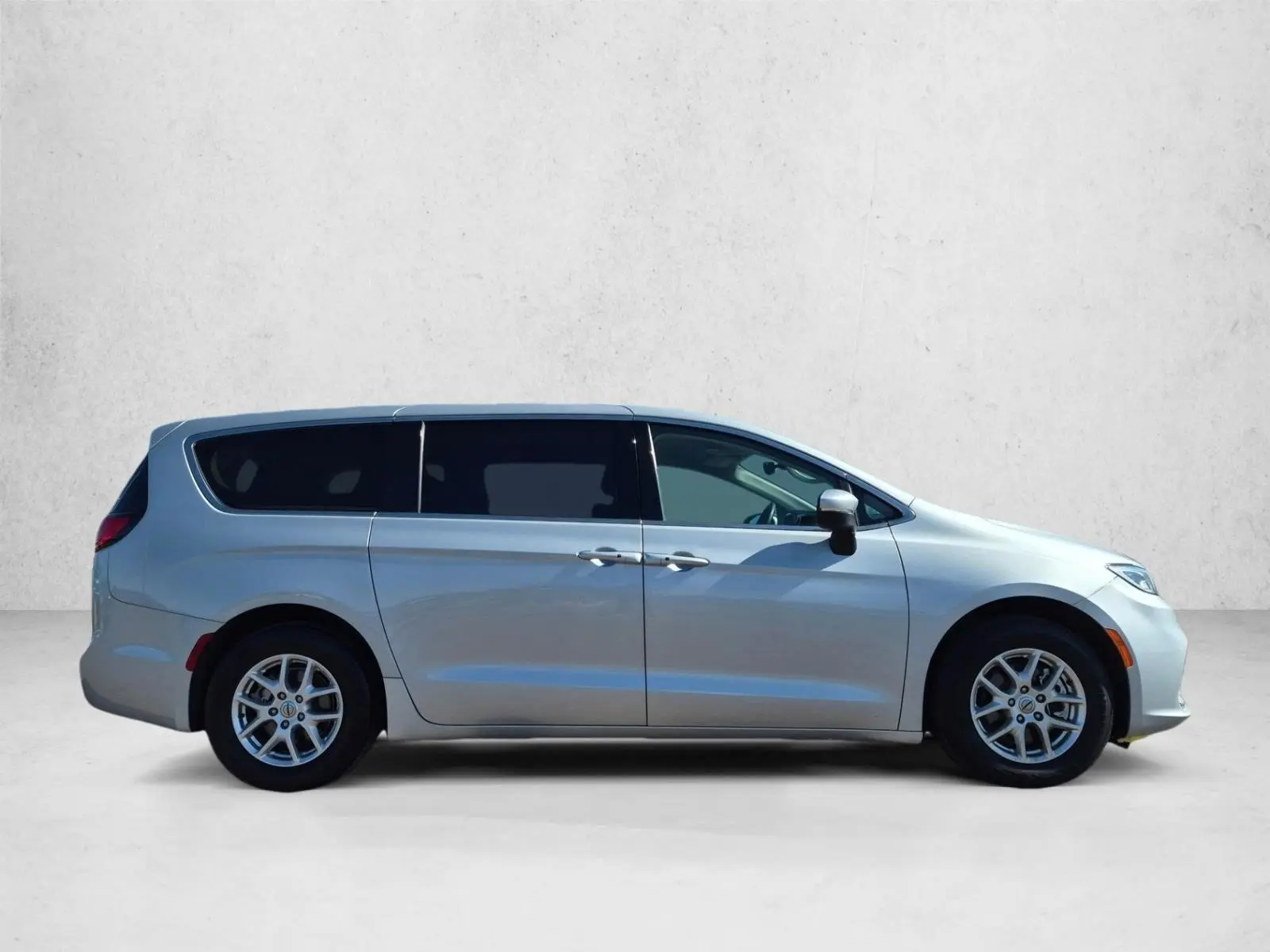 2023 Chrysler Pacifica Touring L photo 4