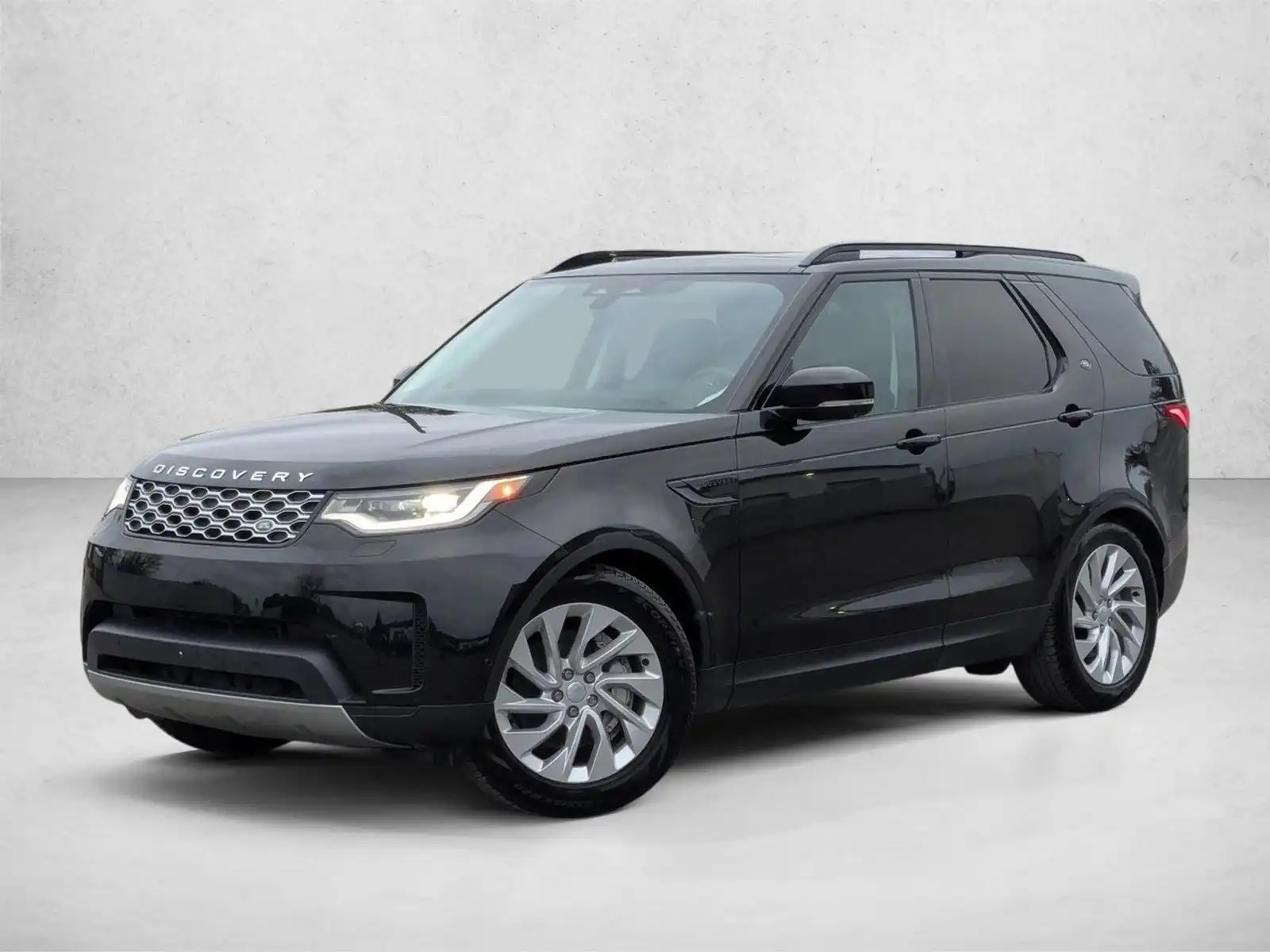 2024 Land Rover Discovery P300 S's photo