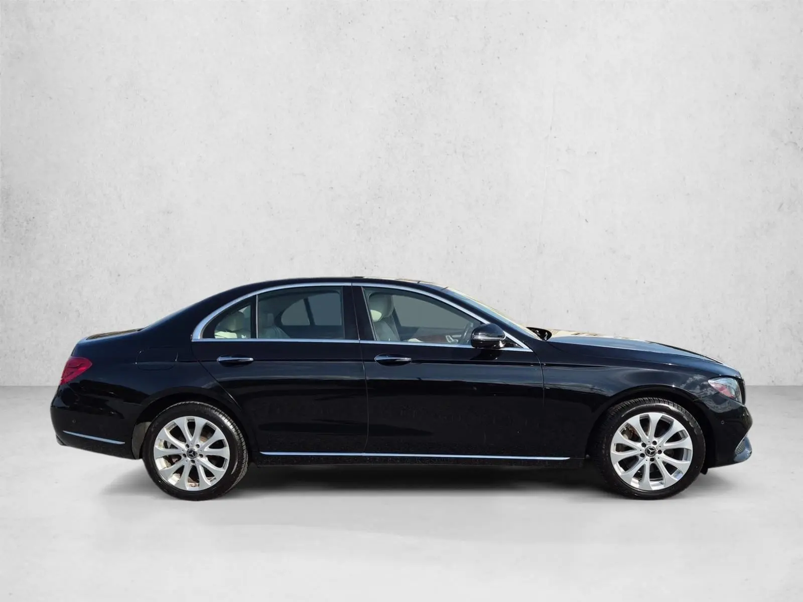 2018 Mercedes-Benz E-Class E300 4MATIC photo 4