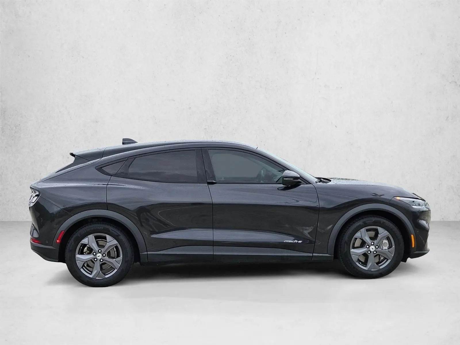 2022 Ford Mustang-Mach-e Select photo 4