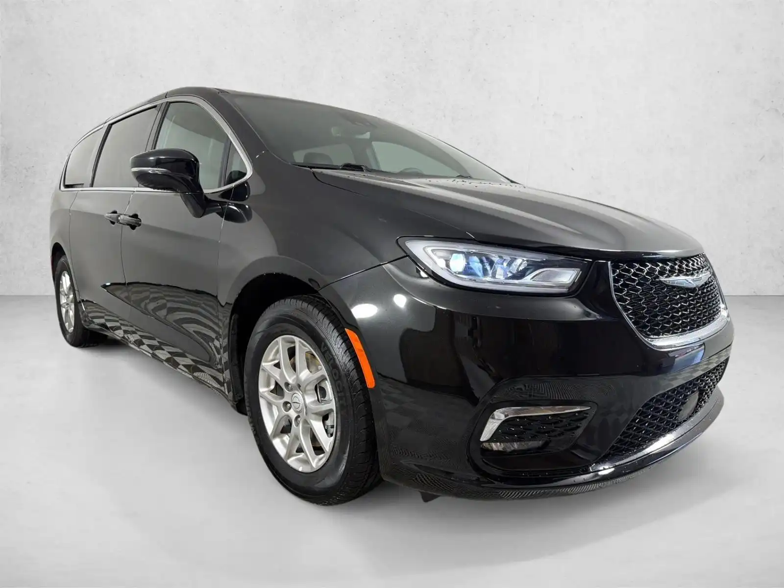 2025 Chrysler Pacifica Select's photo