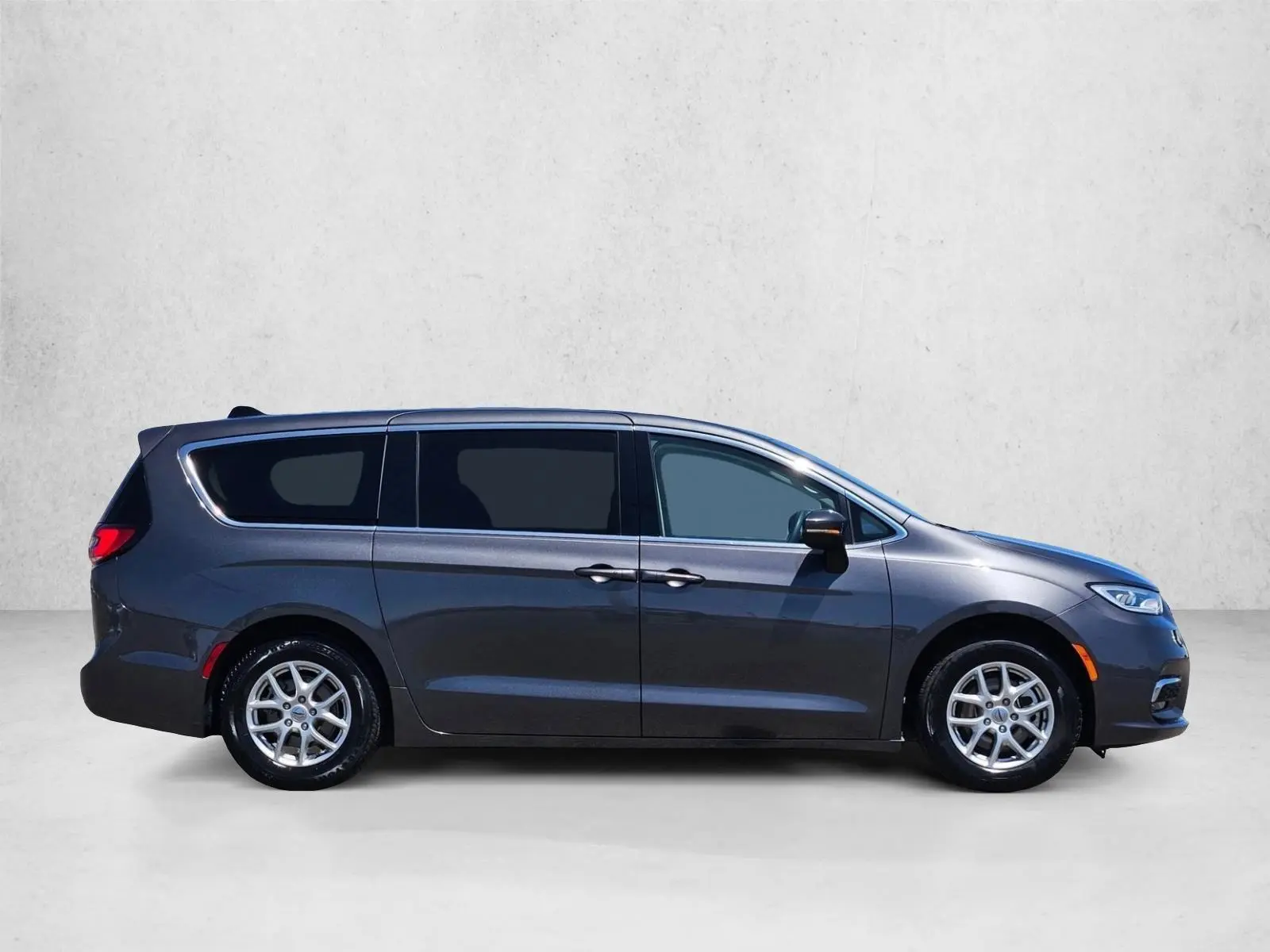 2023 Chrysler Pacifica Touring L photo 4