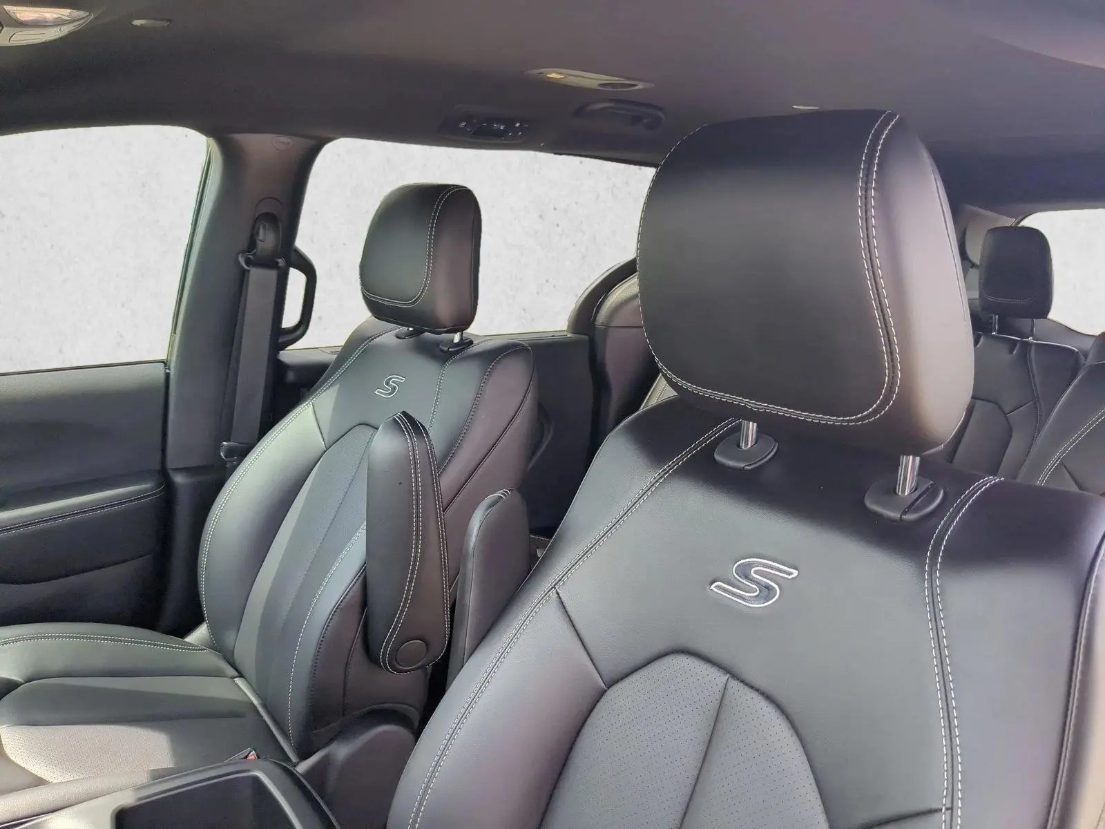 2026 Chrysler Pacifica Select photo 4