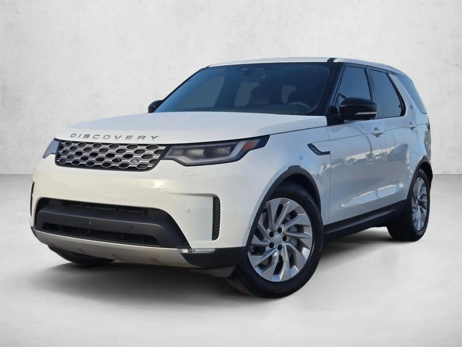 2026 Land Rover Discovery P300 S's photo