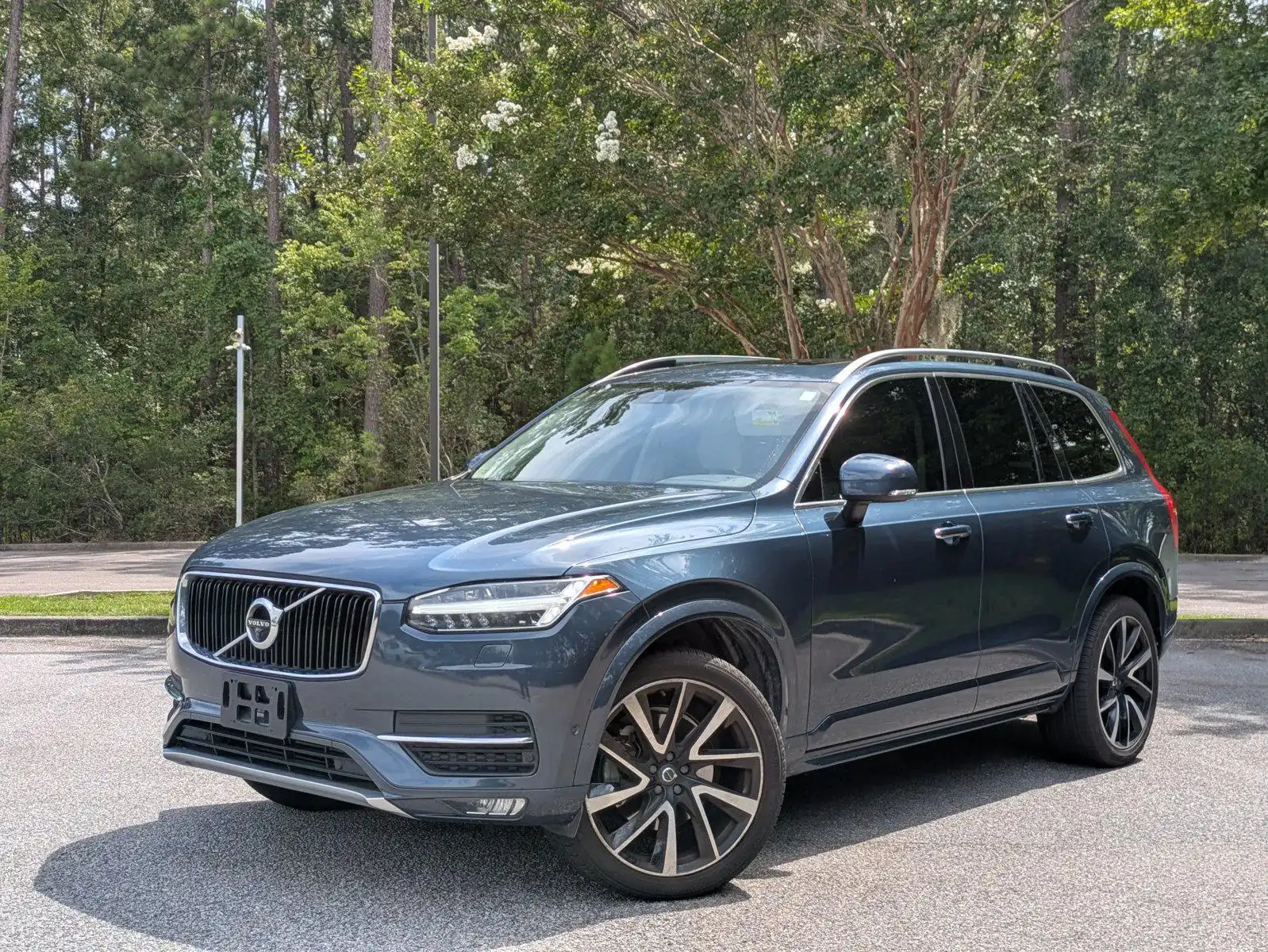 2018 Volvo XC90 T6 AWD Momentum's photo