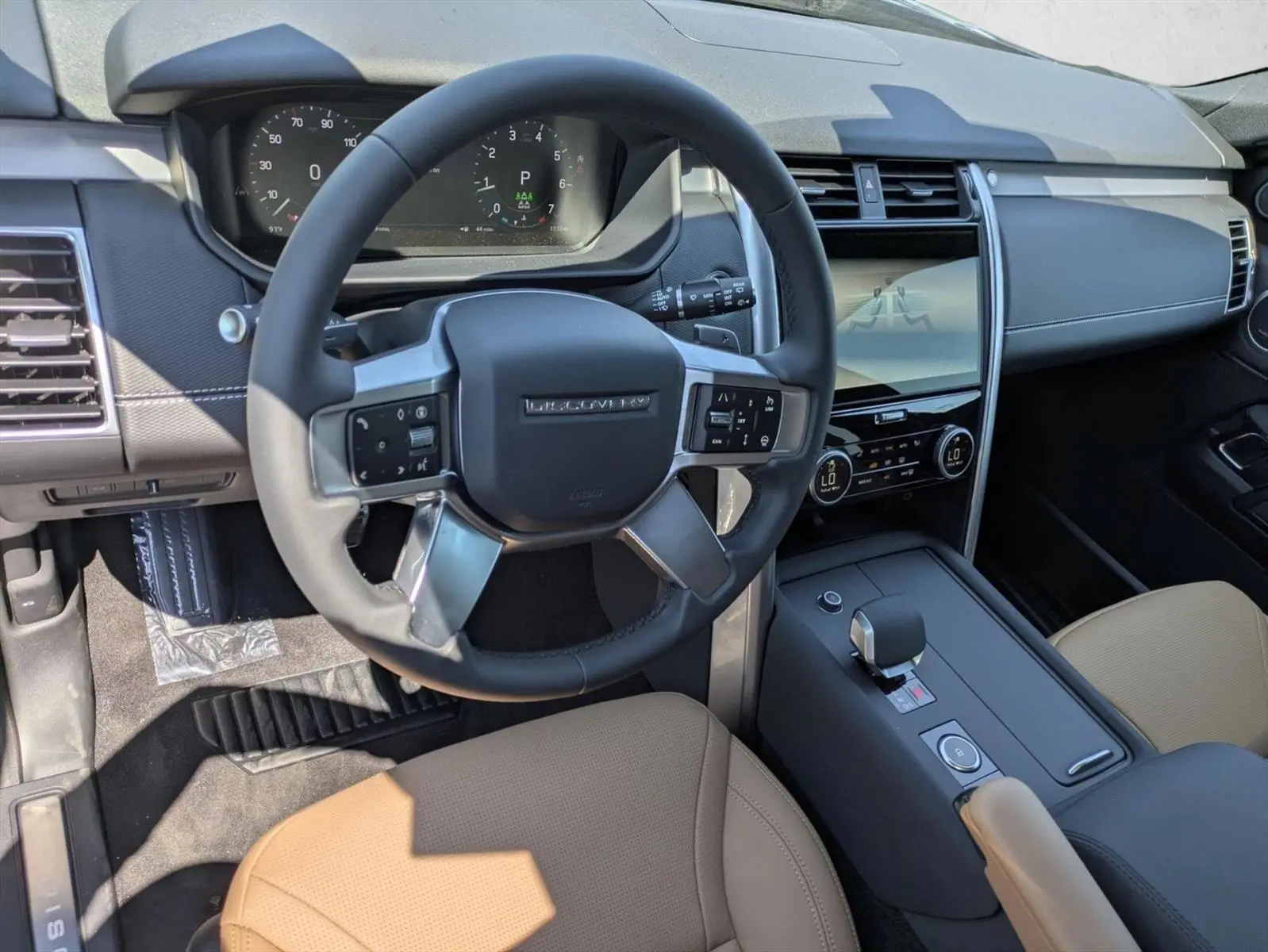2025 Land Rover Discovery P300 Dynamic SE photo 3