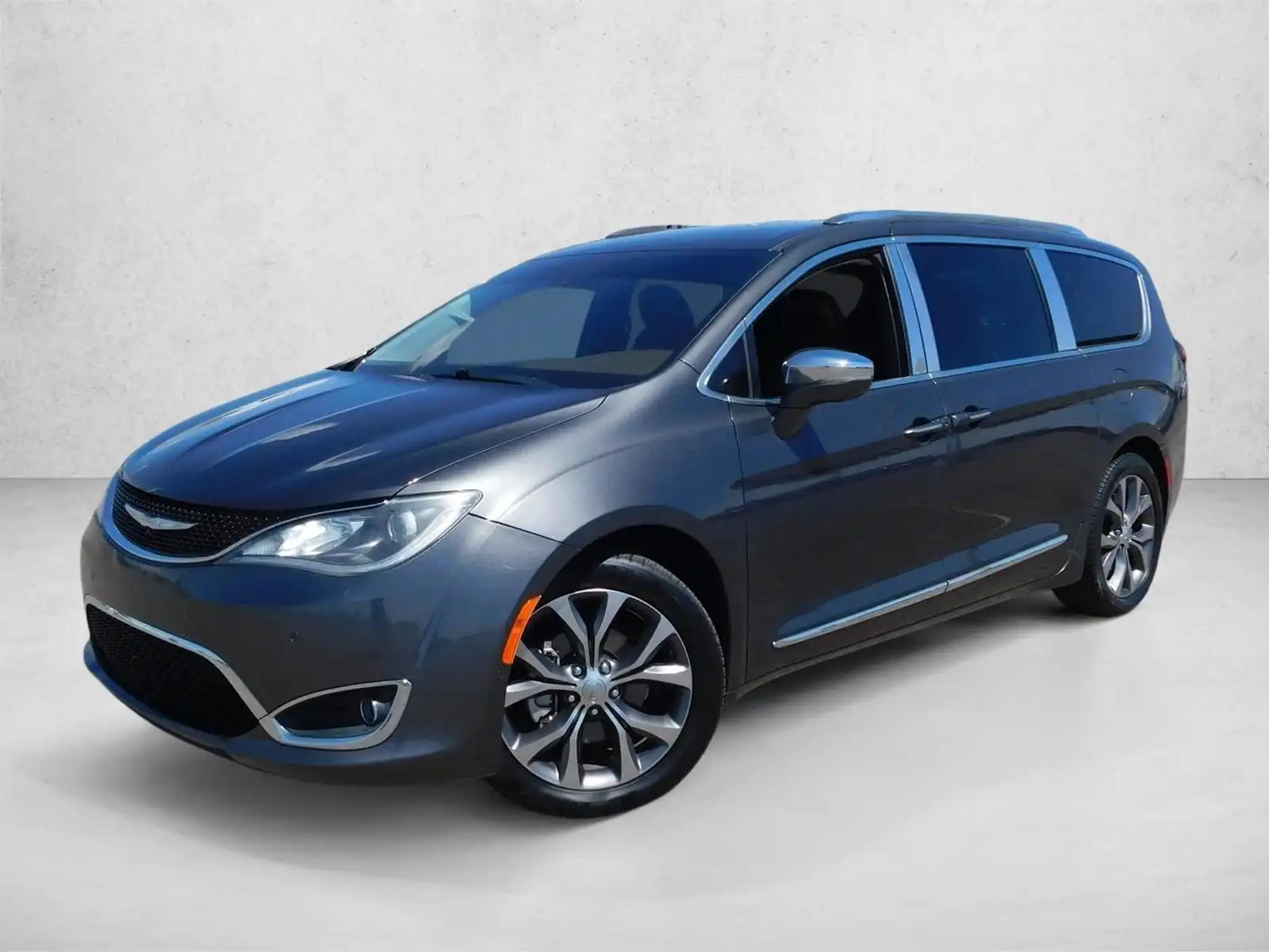 2017 Chrysler Pacifica Limited's photo