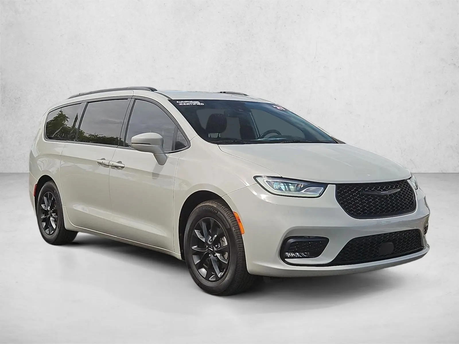 2021 Chrysler Pacifica Touring photo 3