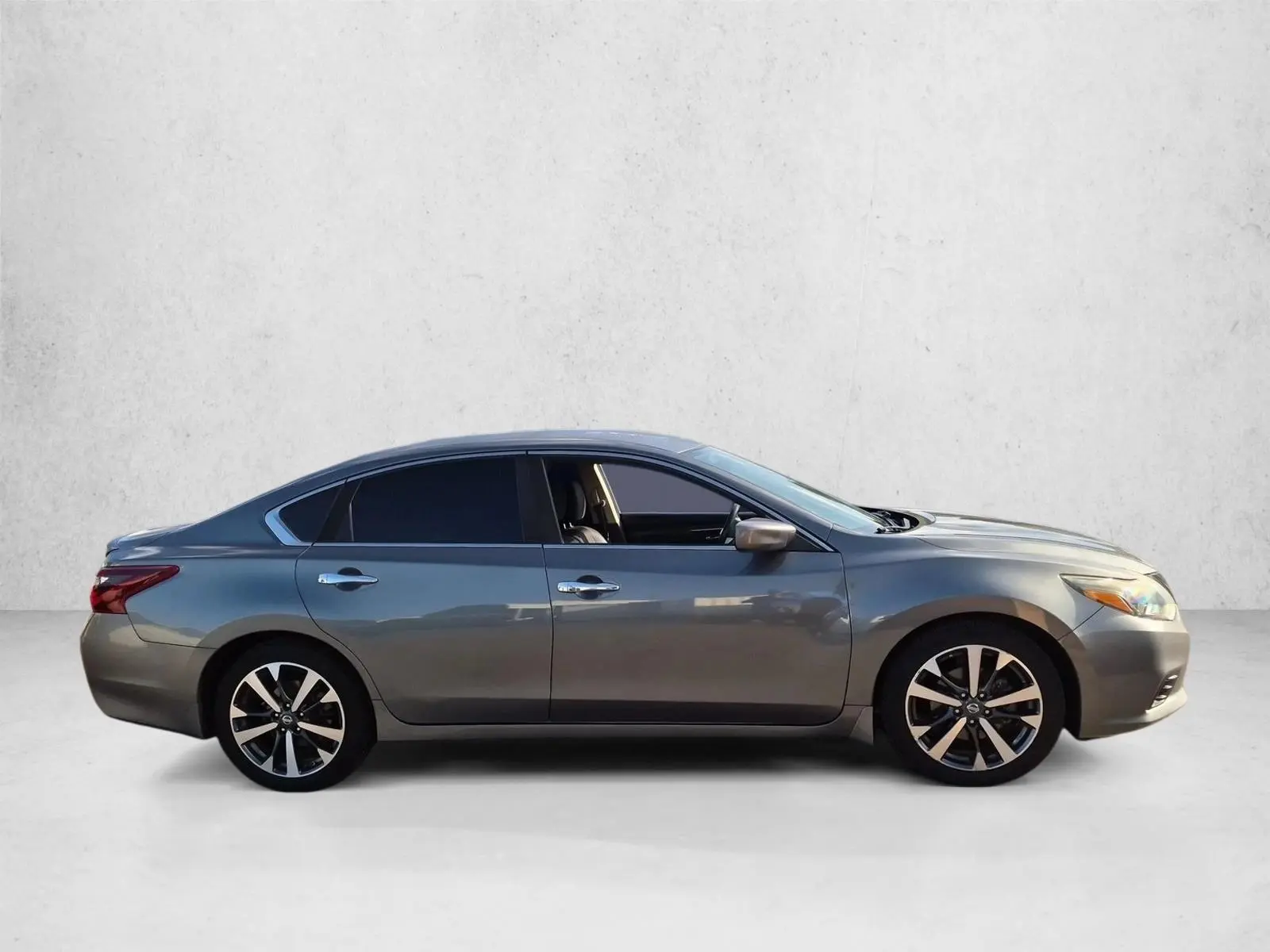2017 Nissan Altima 2.5 SR photo 4