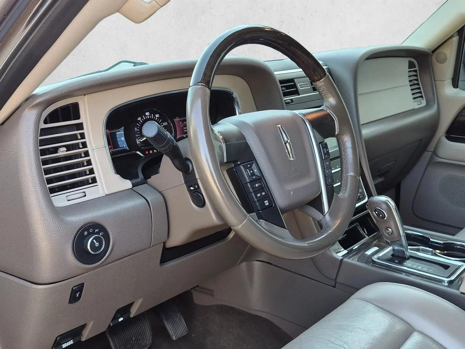 2017 Lincoln Navigator Select photo 3