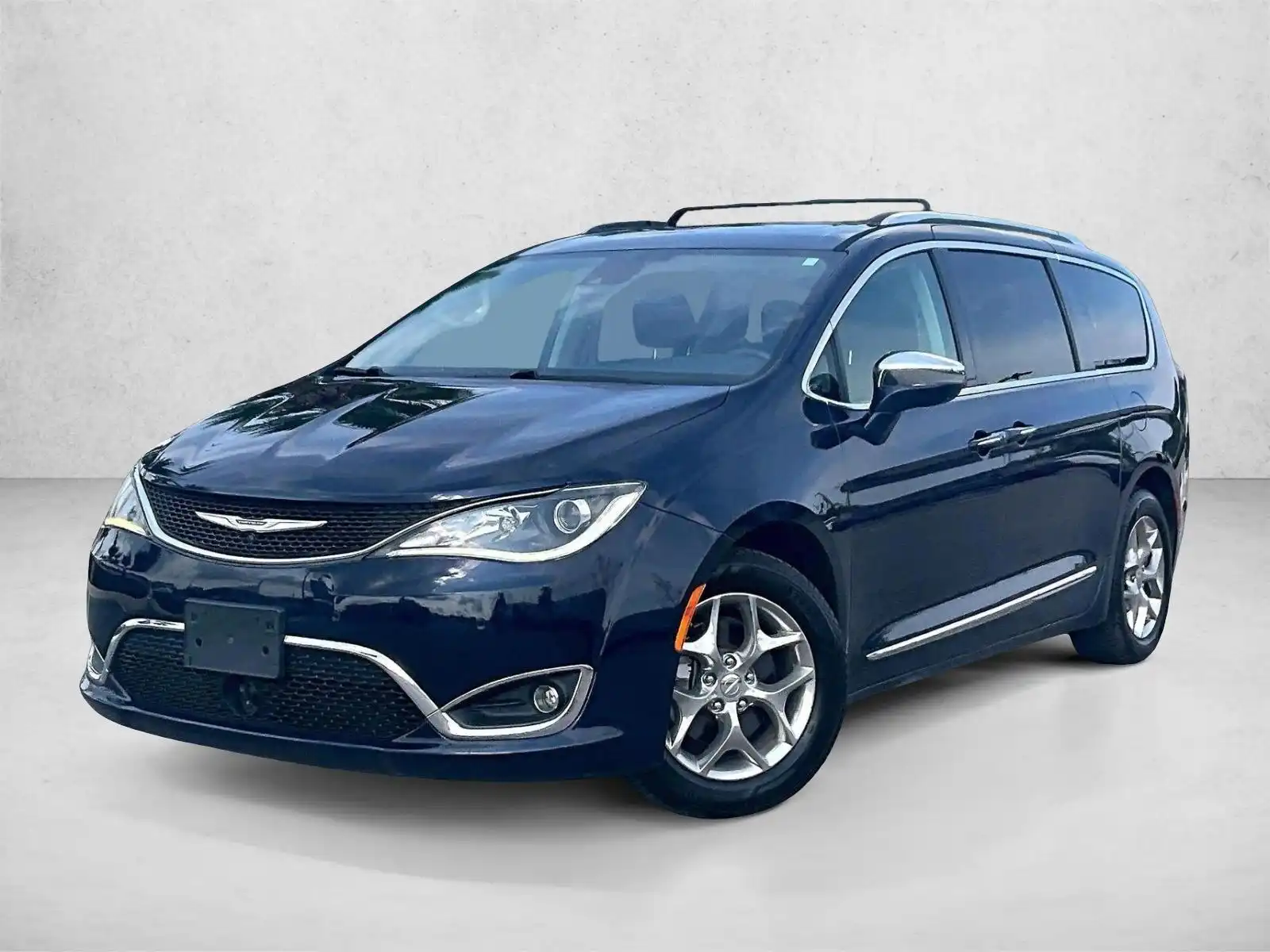 2018 Chrysler Pacifica Limited's photo