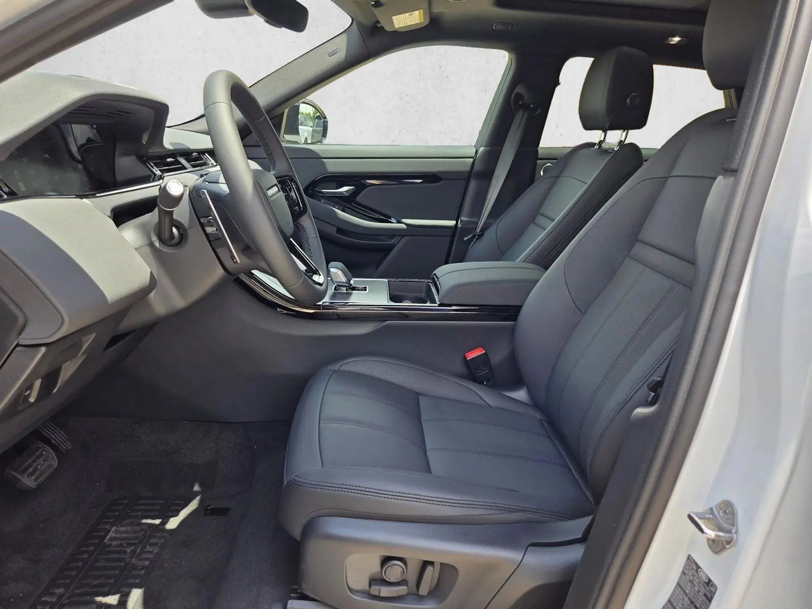 2026 Land Rover Range Rover Evoque S photo 4