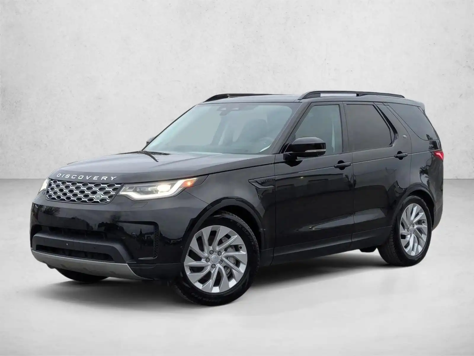 2024 Land Rover Discovery P300 S's photo