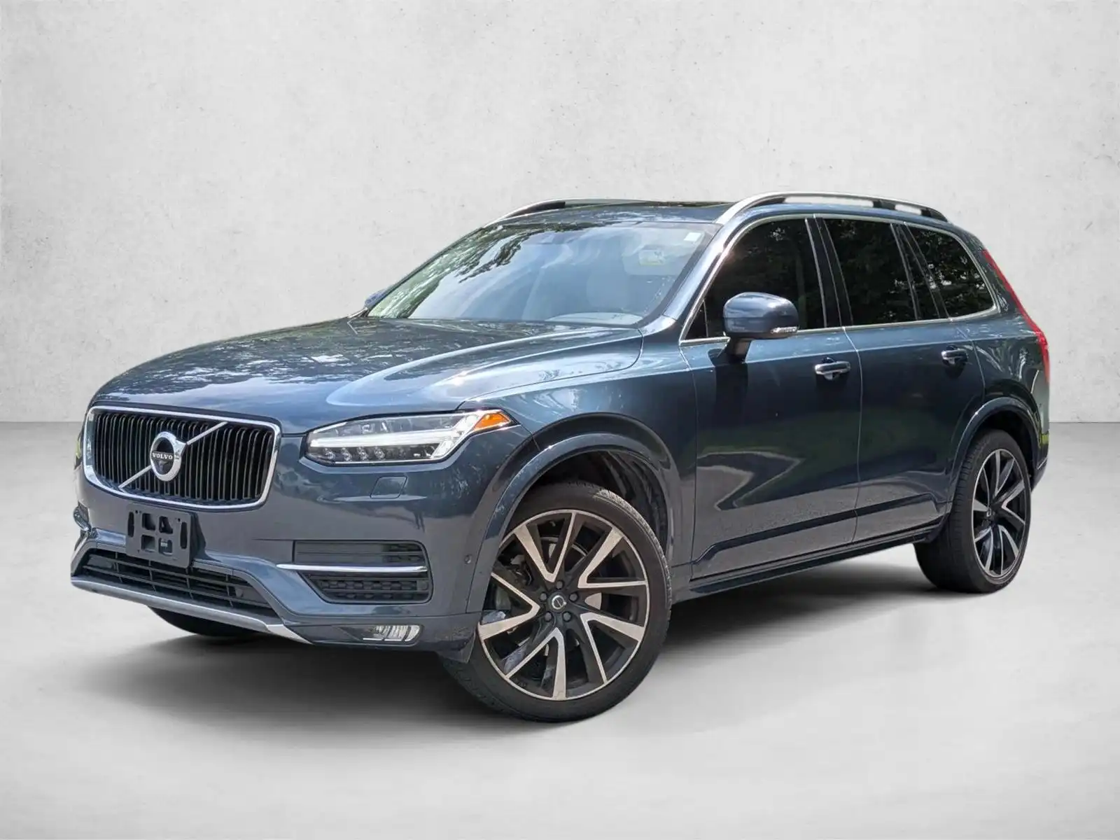 2018 Volvo XC90 T6 AWD Momentum's photo