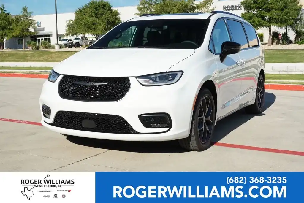 2024 Chrysler Pacifica Limited AWD's photo