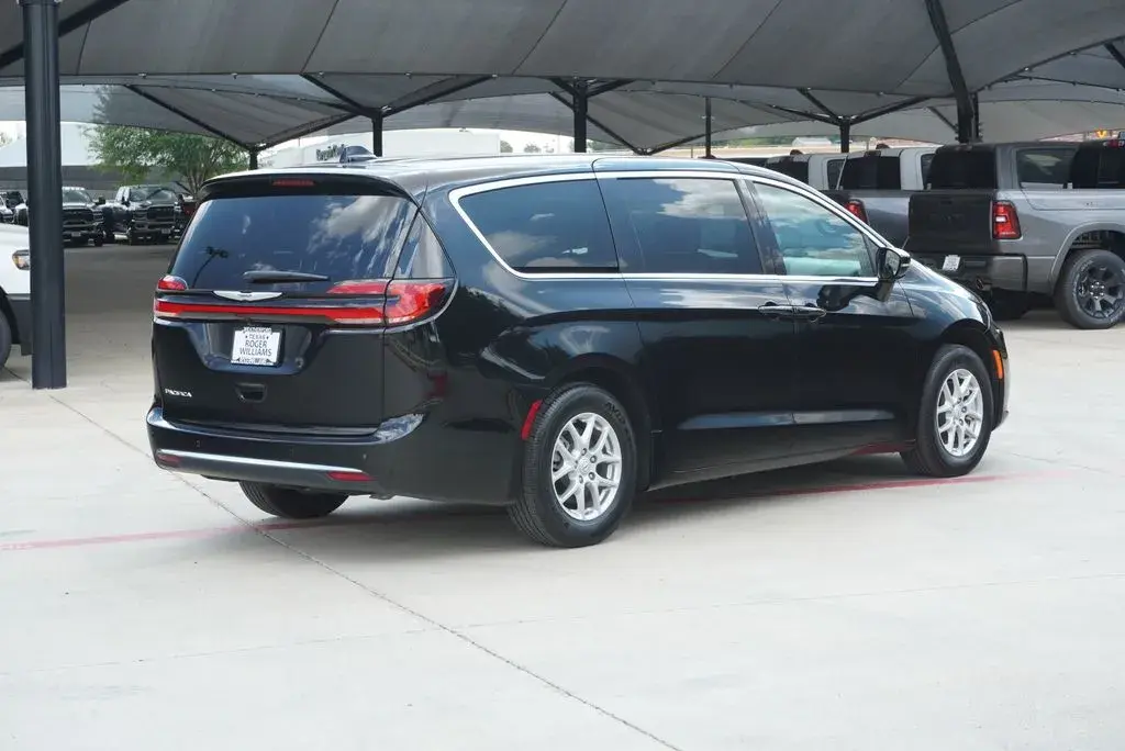 2026 Chrysler Pacifica Select photo 5