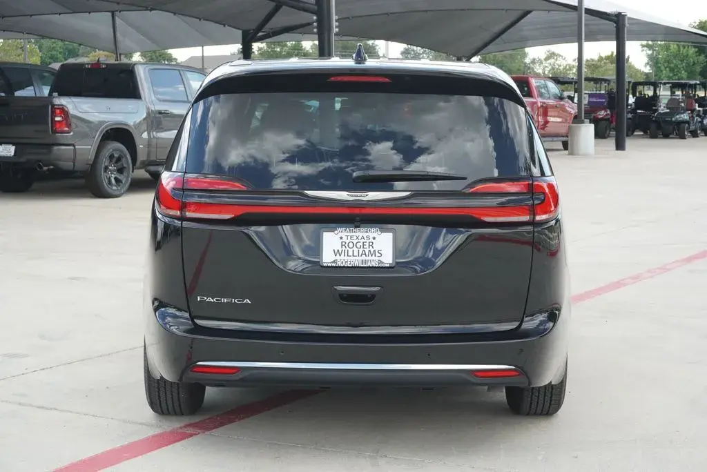 2026 Chrysler Pacifica Select photo 4