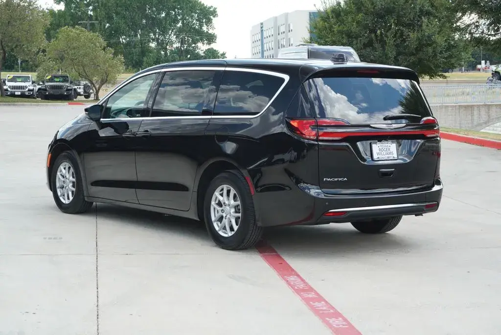 2026 Chrysler Pacifica Select photo 3
