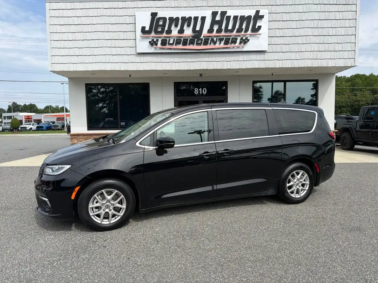 2024 Chrysler Pacifica Touring L's photo