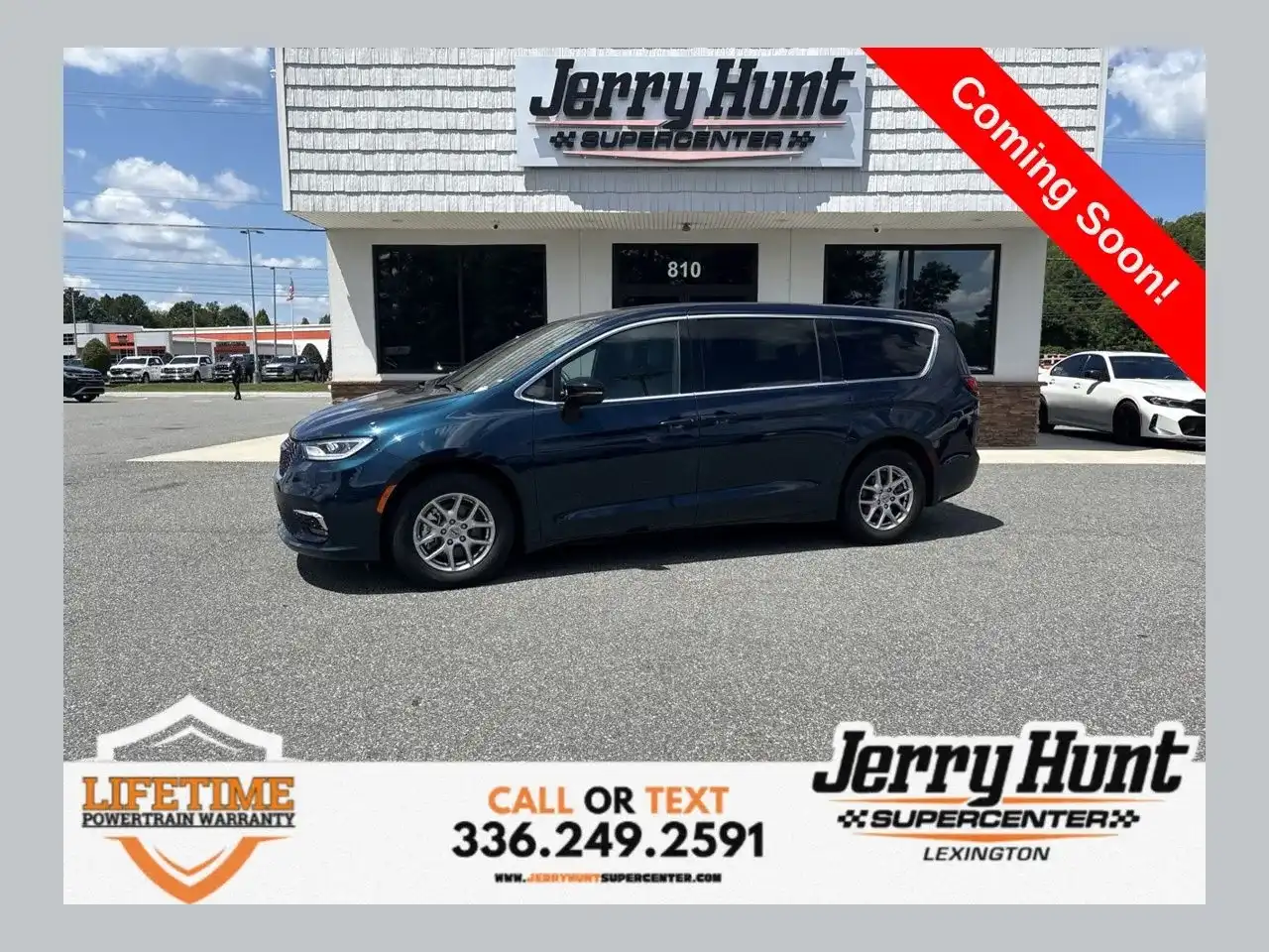 2025 Chrysler Pacifica Select's photo