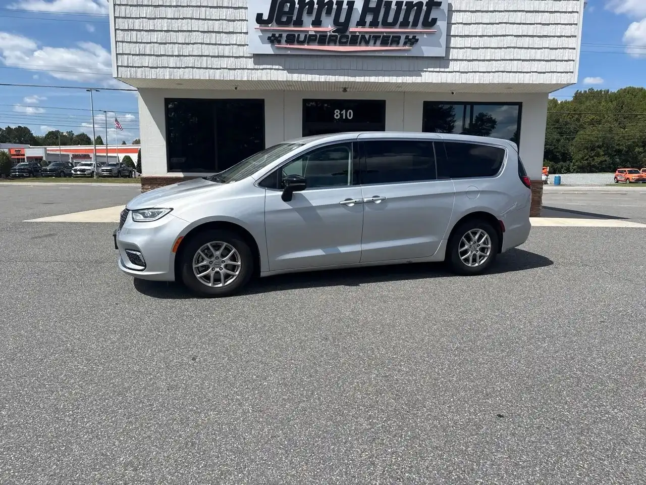 2024 Chrysler Pacifica Touring L's photo
