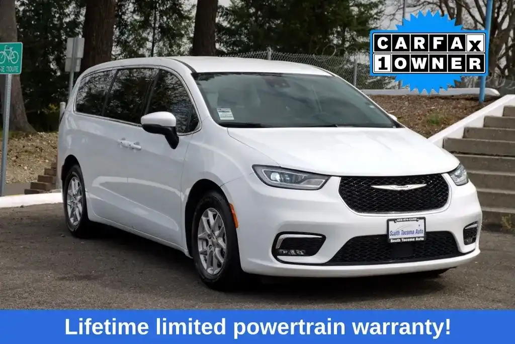 2023 Chrysler Pacifica Touring L's photo