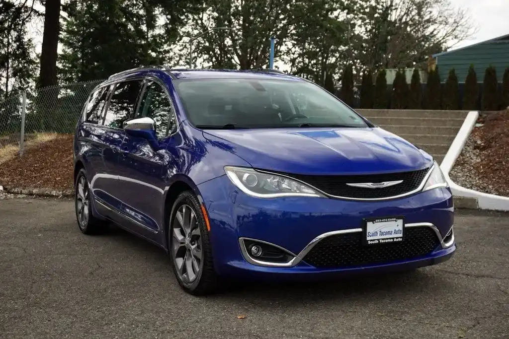 2019 Chrysler Pacifica Limited's photo