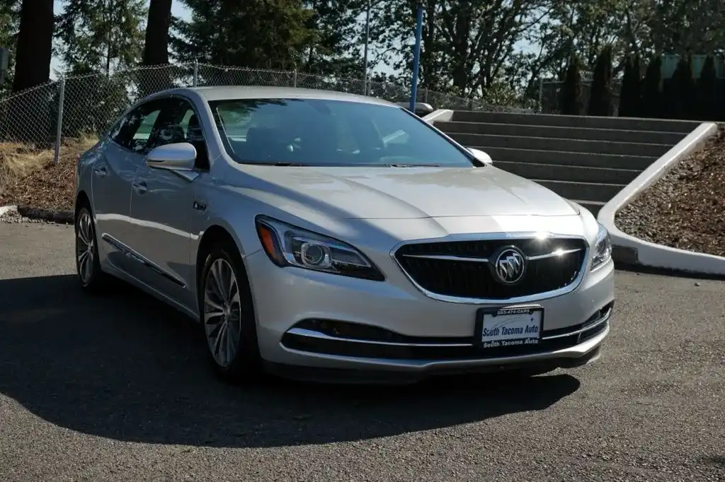 2017 Buick LaCrosse Essence's photo