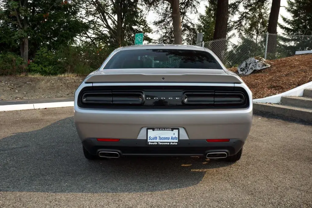 2016 Dodge Challenger SXT Plus photo 4