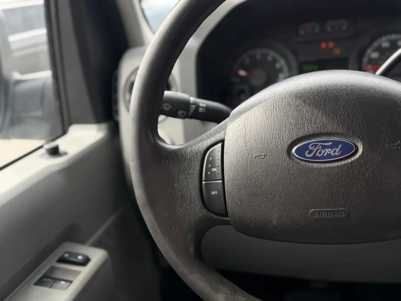 2009 Ford E-Series E-350 XL Super Duty Extended photo 3