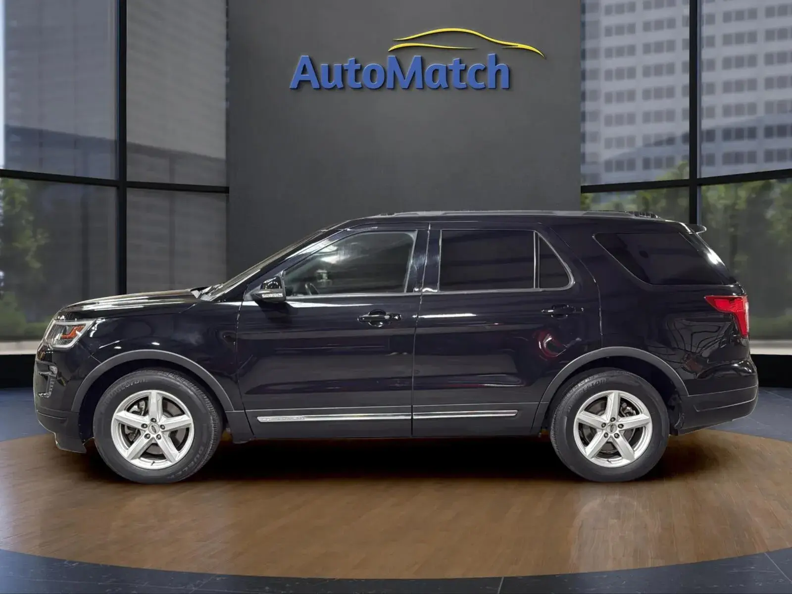 2019 Ford Explorer XLT FWD photo 5