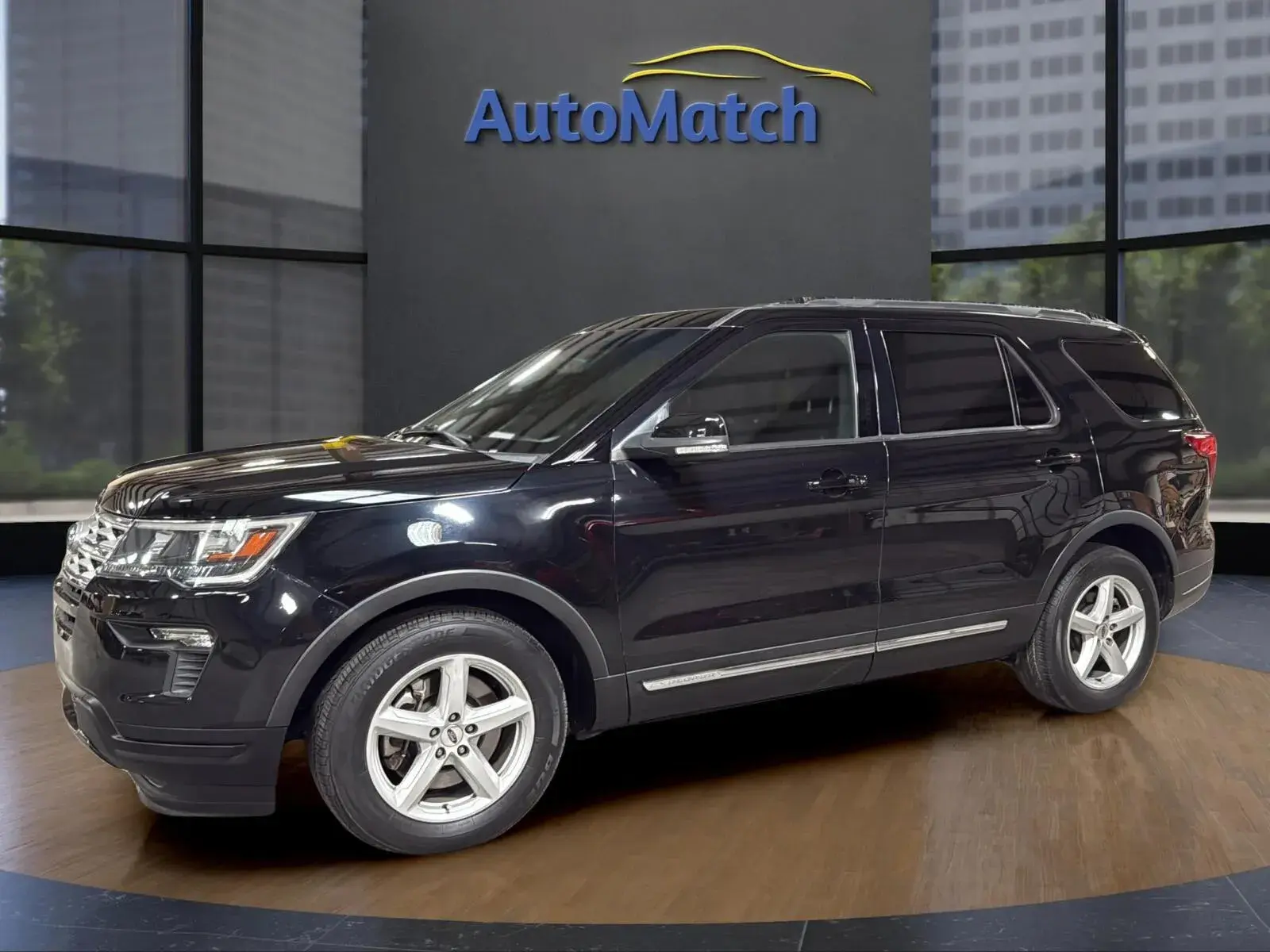 2019 Ford Explorer XLT FWD photo 4