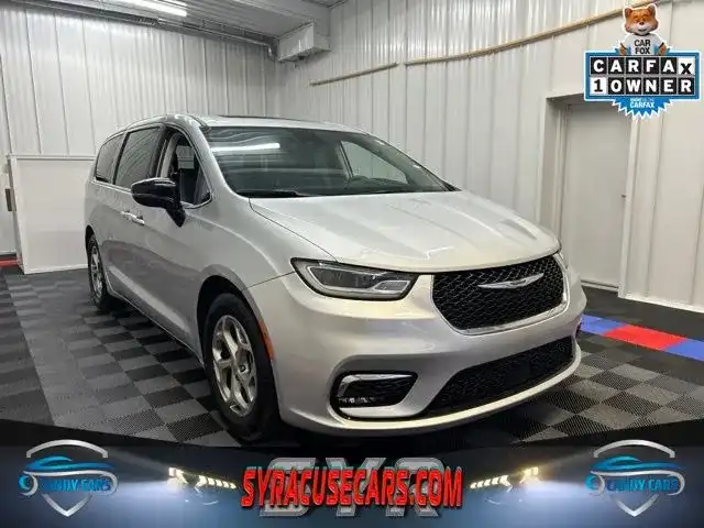2024 Chrysler Pacifica Limited's photo