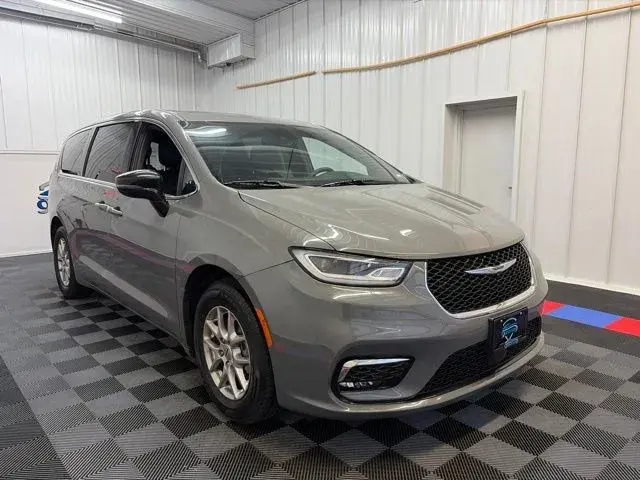 2025 Chrysler Pacifica Select photo 3