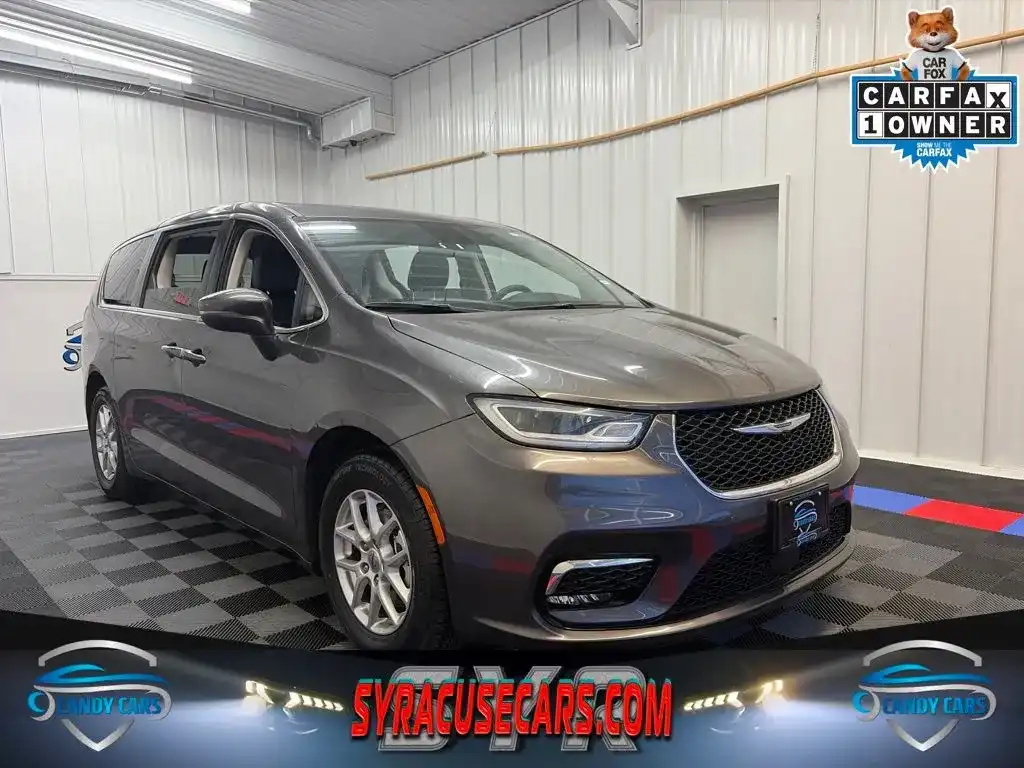 2023 Chrysler Pacifica Touring L's photo