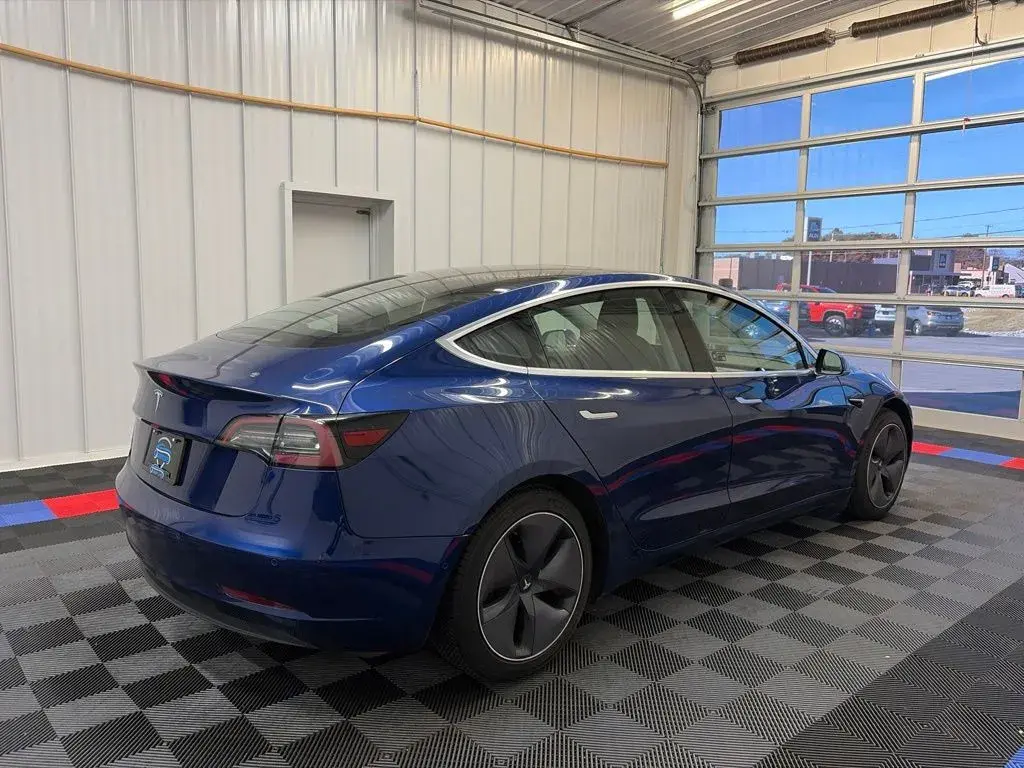 2020 Tesla Model 3 Standard Range Plus photo 3